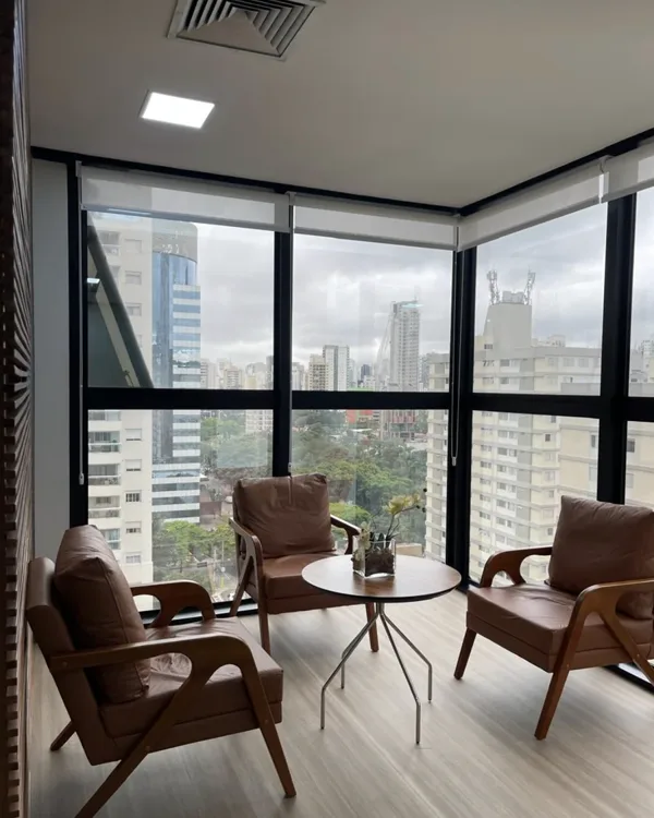 Sala de atendimento da unidade da THM Advogados no Brooklin, em São Paulo